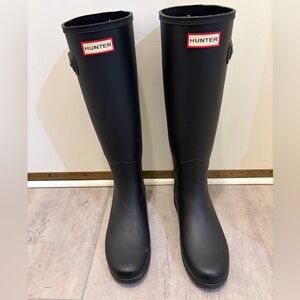 Hunter Refined Black Matte - Tall - Size 6 Womens